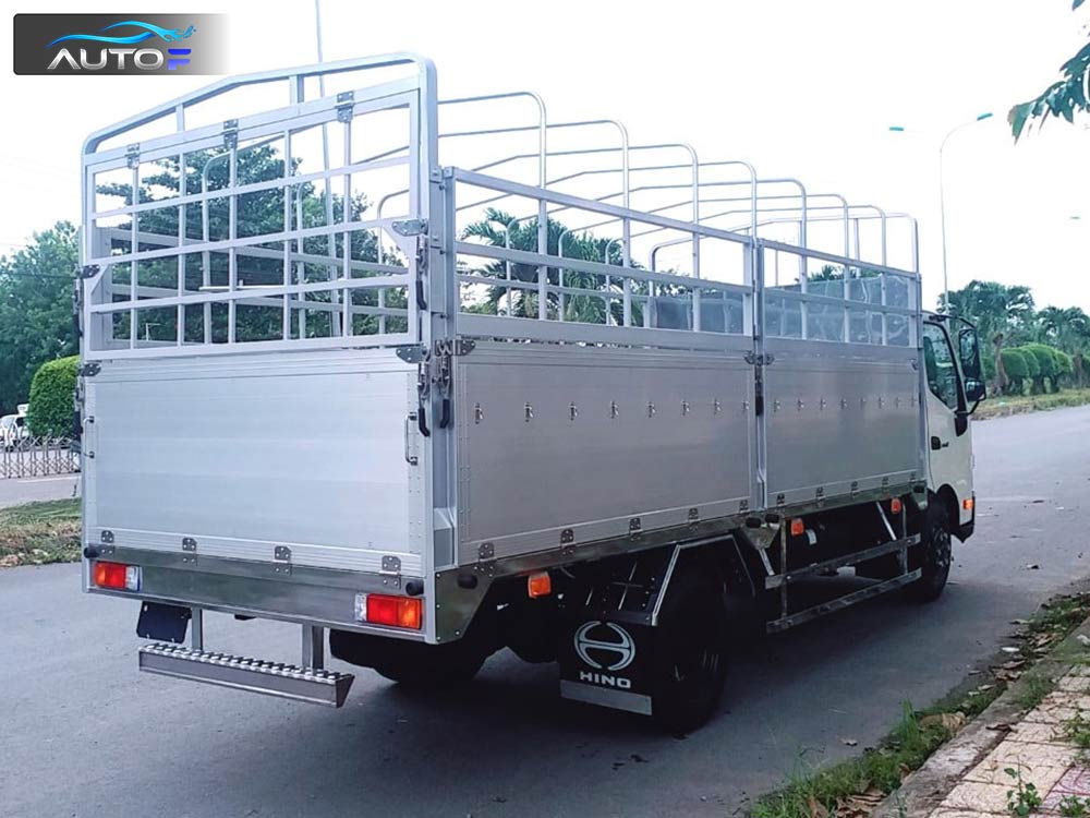 Xe tải Hino XZU710L (2.5t - 4.5m) thùng mui bạt bửng nhôm